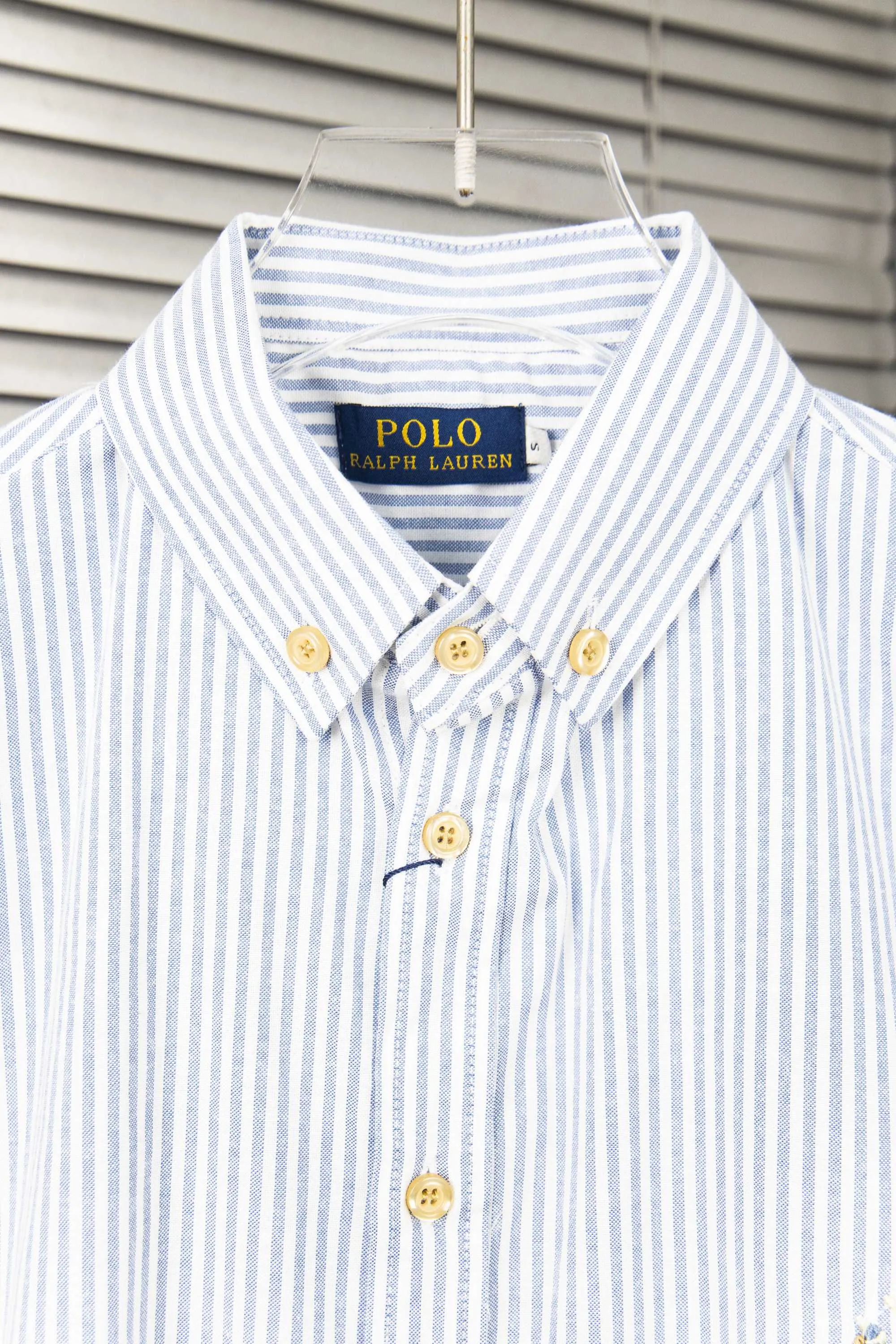 🅿️230 New: Style number: B114 Ralph Lauren/Ralph Lauren classic colorful small label striped casual shirt 1️⃣ Made of high-quality classic striped fabric, the upper body is soft and comfortable, extremely delicate, has a solid, smooth and soft feel. The fabric does not wrinkle, and the feel is invincible. The details are handled perfectly! 2️⃣Adopting the washing process, the workmanship details are perfectly controlled. They are all hemmed with vest technology, and the inside of the sleeves are also different. Different from the four-needle and five-thread workmanship, the collar is also designed with interlining, which shows high-end fashion and individuality. The style is fashionable, simple and elegant! 3️⃣It is very youthful and energetic, and can be easily worn by both men and women. It is very in line with the fashion aesthetic concepts of today's young people! Color: Striped Blue Sizes: S, M, L, XL